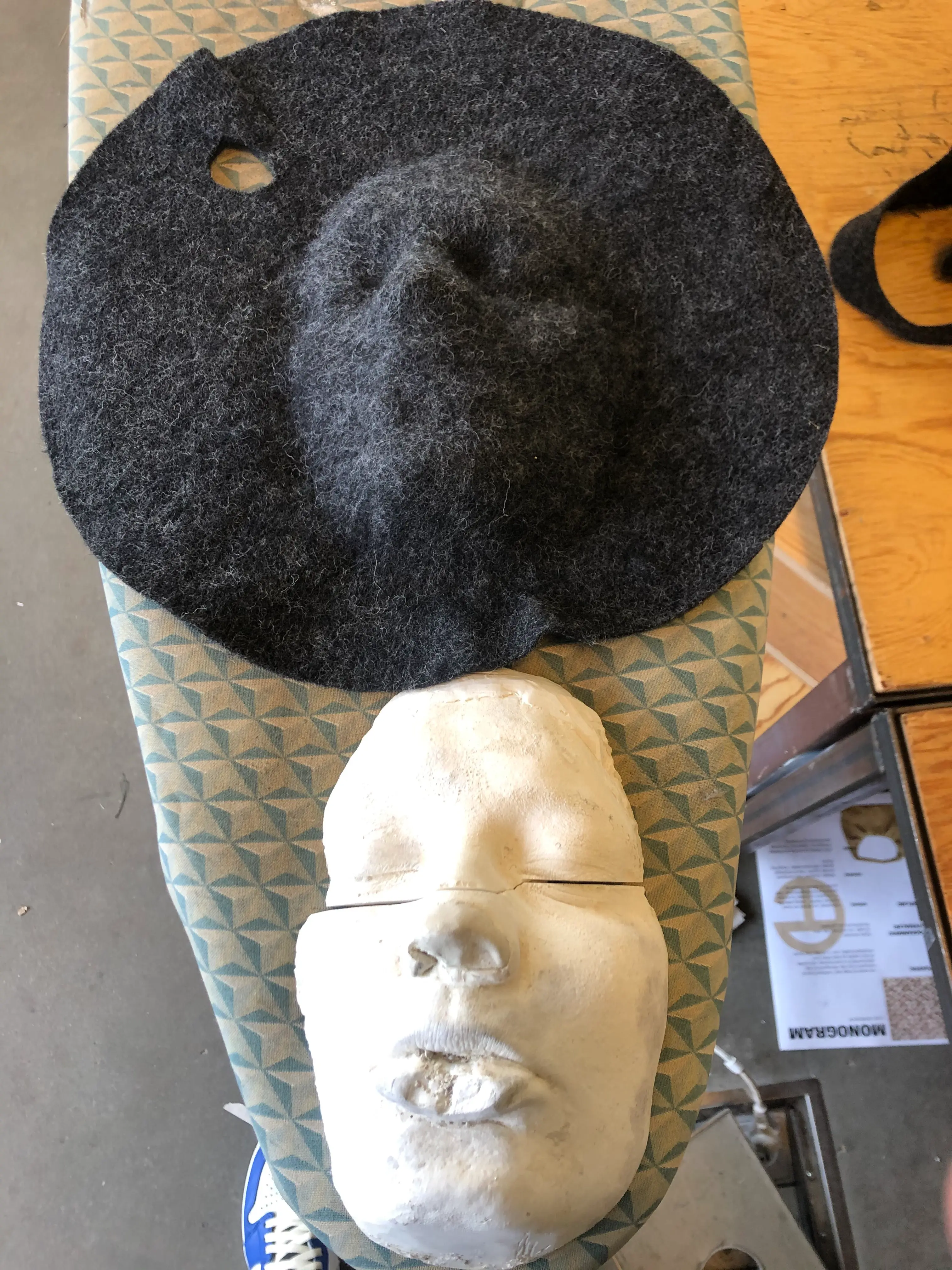 Filten efter dampning over keramik-ansigt