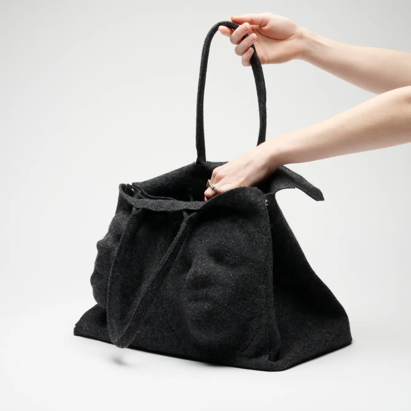 Tasken set åben og lukket