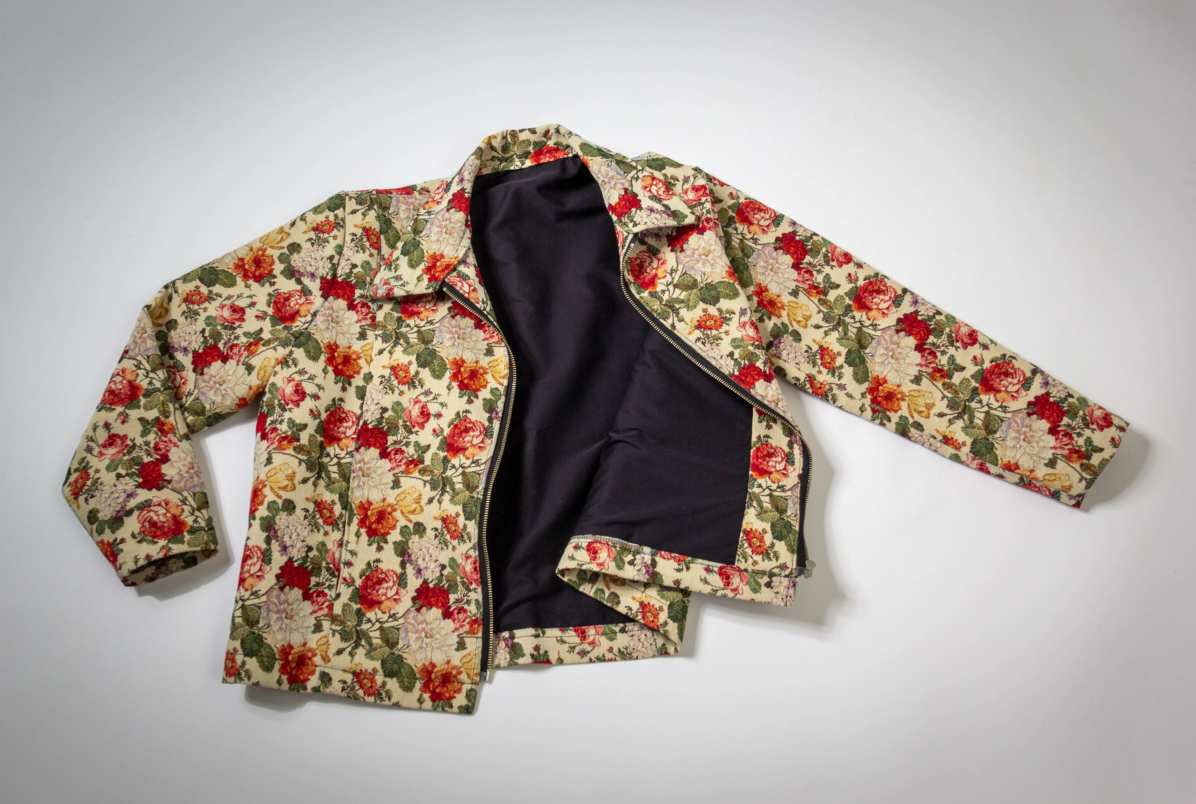 Jakke på gulv, flad